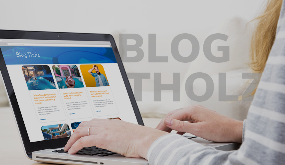 Blog: Pessoa utilizando um notebook com o Blog da Tholz aberto na tela, exibindo artigos sobre piscinas, tecnologia e inovação.