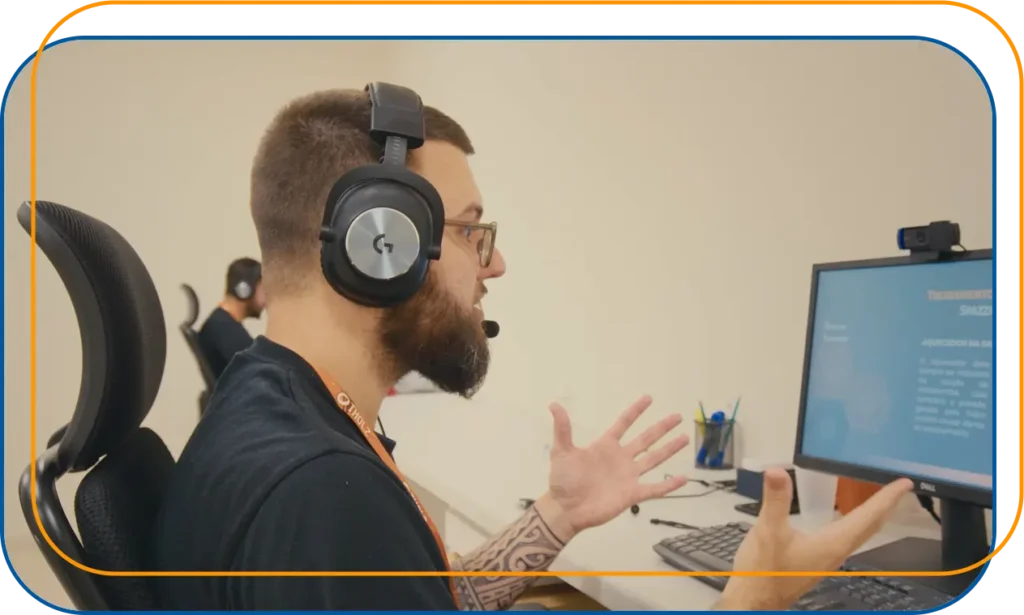 Profissional da assistência técnica Tholz prestando atendimento e suporte especializado.