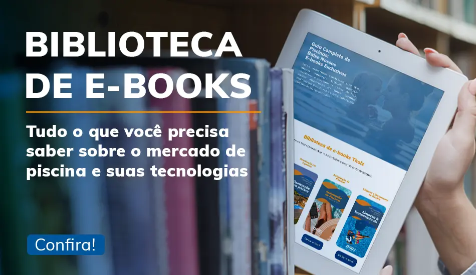 E-book: Pessoa segurando um tablet em uma biblioteca, exibindo a Biblioteca de E-books da Tholz com conteúdos sobre o mercado de piscinas e tecnologias.