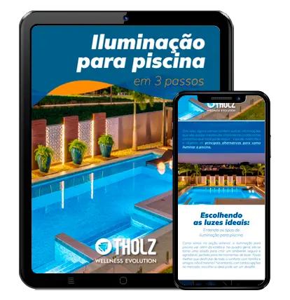 Mockup de um tablet e um smartphone exibindo o eBook da Tholz “Iluminação para piscina em 3 passos”, com capa mostrando uma piscina iluminada e páginas internas com dicas sobre escolha das luzes ideais.