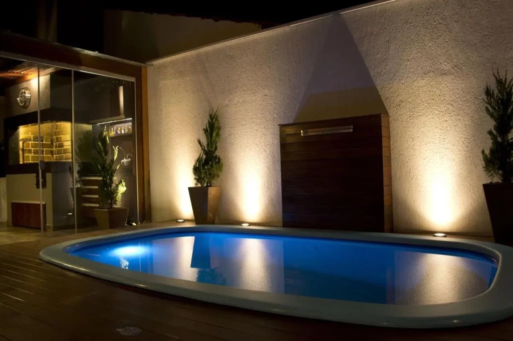 casa com piscina de fibra iluminada