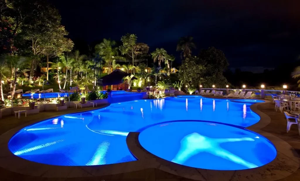 piscina iluminada