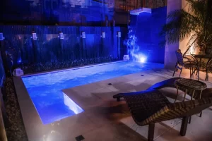 Piscina aquecida proporcionando conforto, lazer e uso prolongado em diferentes épocas do ano.
