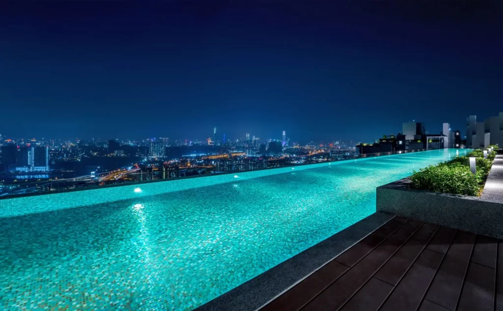 piscina com borda infinita