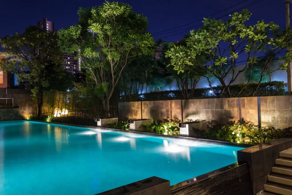casa com piscina iluminada