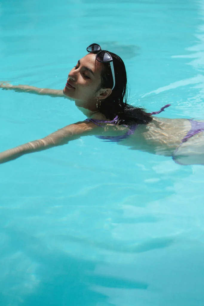 Mulher nadando em uma piscina.
