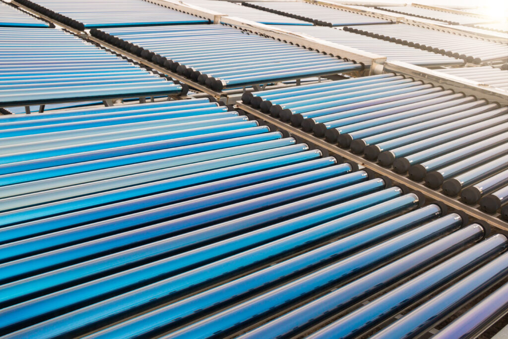 Coletores solares tubulares instalados em estrutura metálica, utilizados para aquecimento de água por energia solar.
