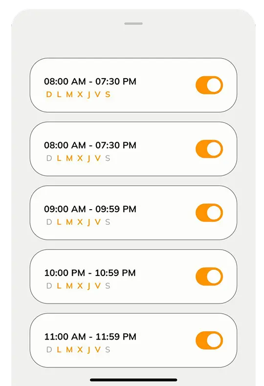 Pantalla de teléfono mostrando la función de programación automática con varios eventos activos y horarios configurados en la aplicación Tholz Casa Inteligente.