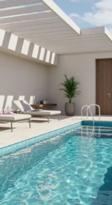 Piscina residencial moderna em área externa, com água cristalina, pergolado branco, espreguiçadeiras e arquitetura minimalista em dia ensolarado.